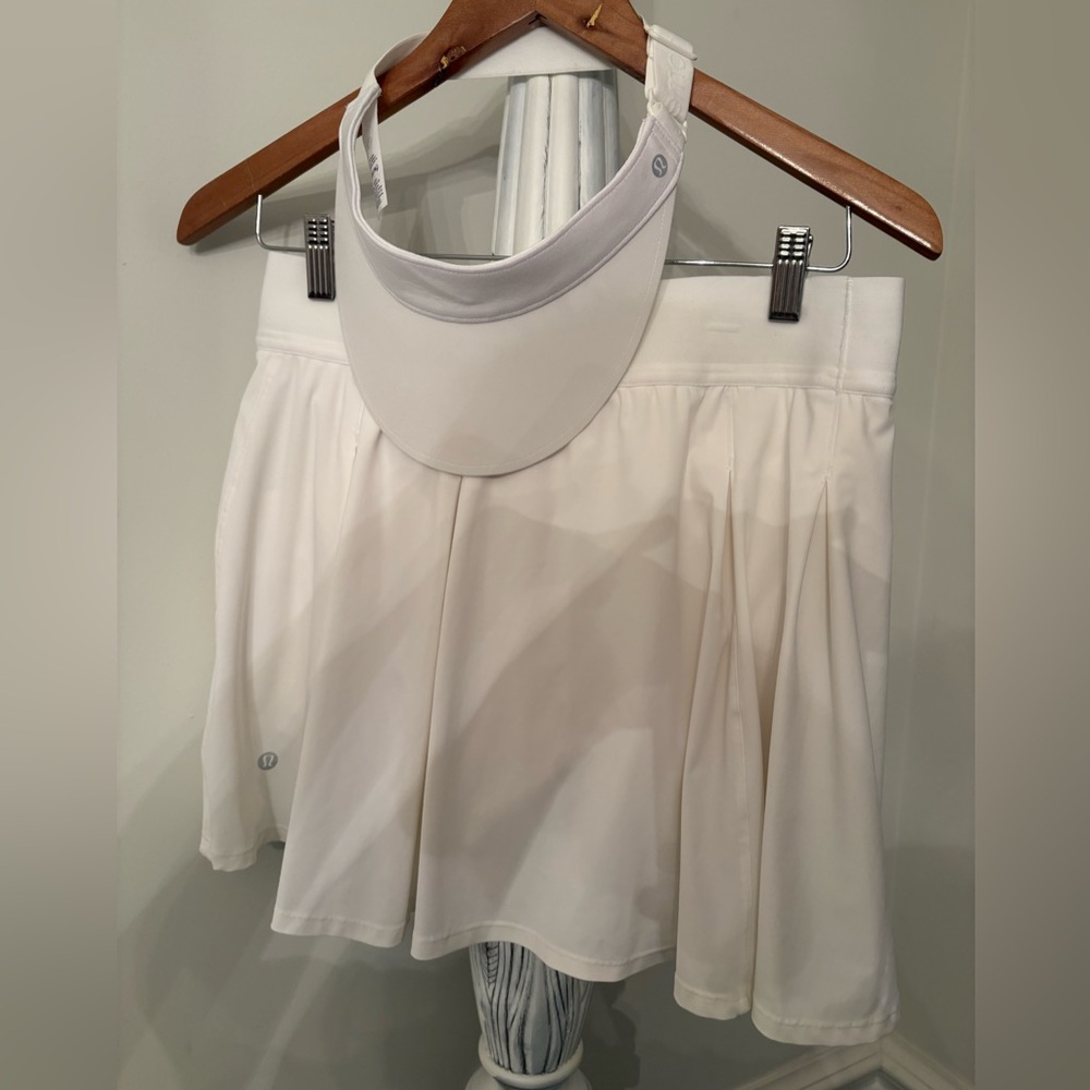 Lululemon skirt never worn washed no tag size 8 new condition white with visor